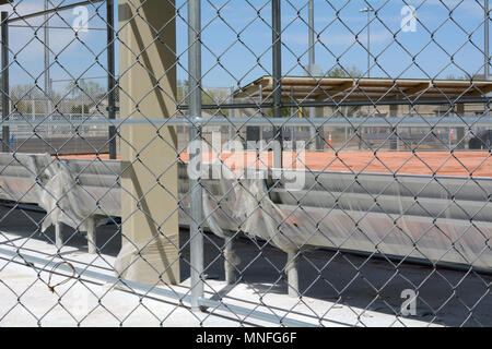 Neuen Softballfeld mit Bänken noch in Plastik am See Aussicht in Wheat Ridge Colorado gewickelt Stockfoto