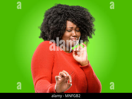 Schöne afrikanische Frau angewidert und wütend, halten die Hände in stop Geste, als Verteidigung, schreien Stockfoto