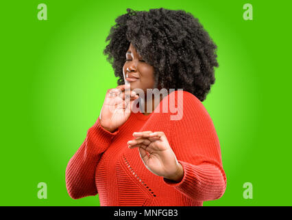 Schöne afrikanische Frau angewidert und wütend, halten die Hände in stop Geste, als Verteidigung, schreien Stockfoto