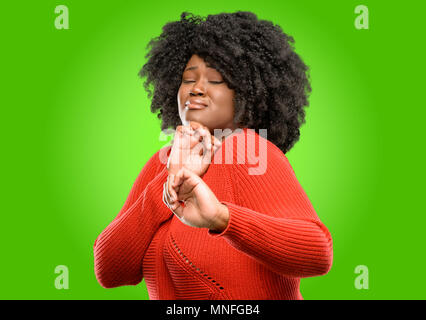 Schöne afrikanische Frau angewidert und wütend, halten die Hände in stop Geste, als Verteidigung, schreien Stockfoto