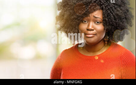 Schöne afrikanische Frau mit traurig und wütend Ausdruck, unglücklich, Außenpool Stockfoto