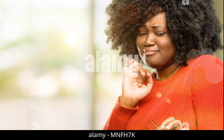Schöne afrikanische Frau angewidert und wütend, halten die Hände in stop Geste, als Verteidigung, schreien, outdoor Stockfoto