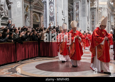 Saint Peter's Basilica, Vatikanstadt 2013. Touristen fotografieren Kardinäle nach dem Gottesdienst Stockfoto