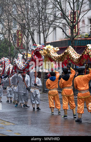 Paris, Frankreich. Dragon dance während des chinesischen neuen Jahres Feiern Stockfoto