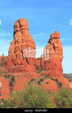 Red Rock Pinnacles gegen den Himmel in der Nähe von Sedona Arizona Stockfoto