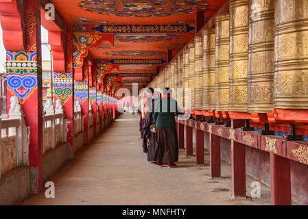 Tibetische Mönche und Nonnen sich drehenden Gebetsmühlen, Yarchen Gar, Sichuan, China Stockfoto