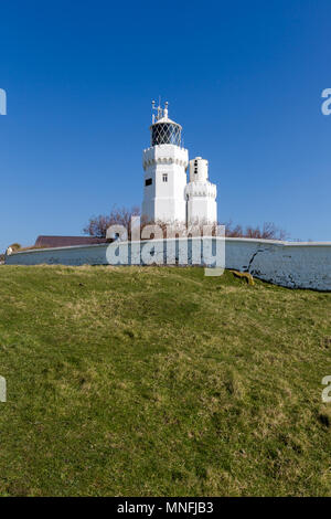 St Catherine's Leuchtturm auf der Insel Wight an Watershoot Bay in England. Querformat reisen Schießen im sonnigen Tag mit blauen Himmel Stockfoto