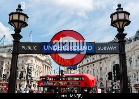 London Tube Eintritt zum öffentlichen Verkehr / U-Bahn an der Regent Street, Piccadilly Circus. Große Londoner U-Logos auf Vorder- und ein Double Decker Stockfoto