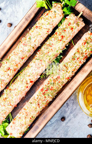 Raw türkische traditionelle Speise Fleisch Kebab mit Kräutern und Gewürzen Stockfoto