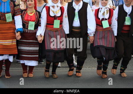 Serbische Tänzer in traditionellen Kostümen Stockfoto