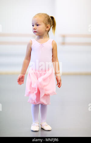 Adorable Kleine Ballerina tragen rosa Body in einer Tanzschule Stockfoto