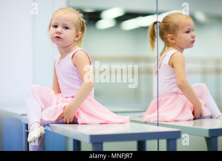 Adorable Kleine Ballerina tragen rosa Body in Tanzschule Stockfoto