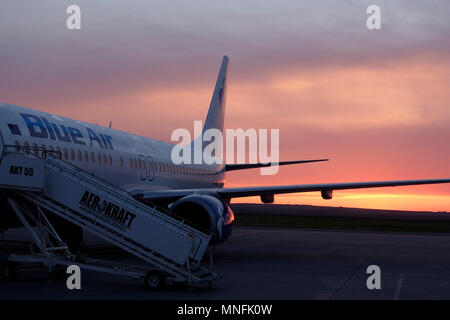 Eine Boeing 737 Flugzeug der Rumänische Fluggesellschaft Blue Air auf dem Rollfeld des Flughafens in Iasi auch bezeichnet als iasi oder Iassy die zweitgrößte Stadt in Rumänien Stockfoto