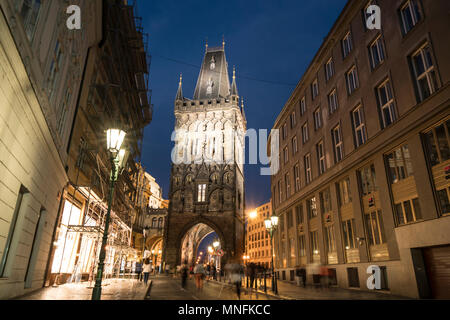 Blick auf den Sonnenuntergang von der Pulverturm Gate in Prag, Tschechische Republik Stockfoto
