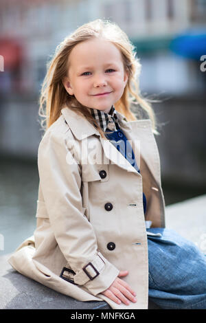 Portrait von entzückenden kleinen Mädchen im Freien in der Stadt Stockfoto