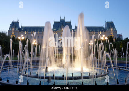 Rückansicht der Palast der Kultur, der Verwaltung und der Justiz Palast bis 1955, wenn sein Ziel geändert wurde, werden die vier Museen heute United unter dem Namen Moldawien nationaler Museumskomplex in Iasi zugewiesen wird auch als iasi oder Iassy die zweitgrößte Stadt in Rumänien genannt serviert. Stockfoto