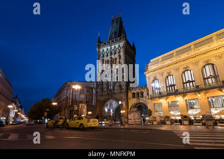 Blick auf den Sonnenuntergang von der Pulverturm Gate in Prag, Tschechische Republik Stockfoto
