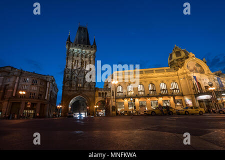 Blick auf den Sonnenuntergang von der Pulverturm Gate in Prag, Tschechische Republik Stockfoto