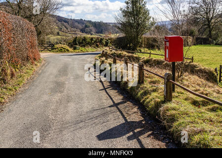 Red Postfach auf einem ländlichen, ruhigen Straße. Dartmoor, Devon. Feb 2018. Stockfoto