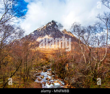 Die berühmten pyramidenförmige Spitze, Buachaille Etive Mor, von Dalness Holz gesehen, Teil der königlichen Wald, in den Highlands von Schottland Stockfoto