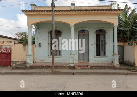 Alte schäbige Gebäude mit offenen Fenster in Baracoa, Kuba Stockfoto