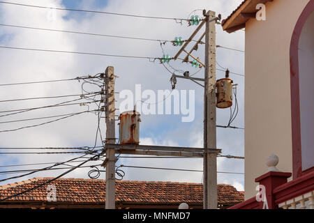 Alte elektrische Umgebung mit alten rostigen Kondensator auf einem Dach in Baracoa, Kuba Stockfoto