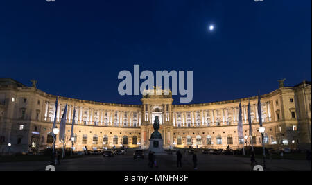 Wien Neue Burg in der Nacht. Panoramablick. Stockfoto