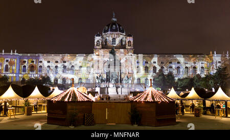 Weihnachtsmarkt am Maria Theresia in Wien - Wien, Österreich, Europa 2016. Natural History Museum auf der Rückseite sichtbar. Stockfoto