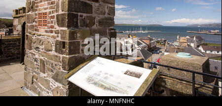 Auf der Brüstung der Burg von St John in der Nähe von Stranraer mit Blick über Loch Ryan. Ein 16 THC-L-plan halten die durch den adairs der gebaut wurde Stockfoto