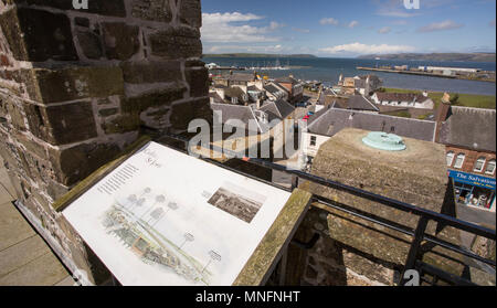 Auf der Brüstung der Burg von St John in der Nähe von Stranraer mit Blick über Loch Ryan. Ein 16 THC-L-plan halten die durch den adairs der gebaut wurde Stockfoto