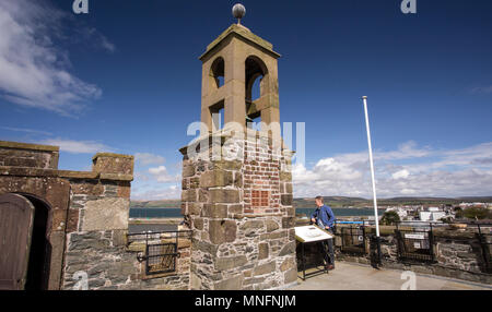 Auf der Brüstung der Burg von St John in der Nähe von Stranraer mit Blick über Loch Ryan. Ein 16 THC-L-plan halten die durch den adairs der gebaut wurde Stockfoto