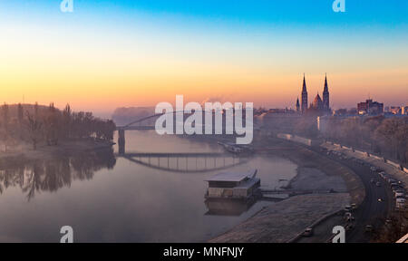 Szeged Ungarn bei Sonnenuntergang. Votivkirche und Theiß sichtbar. Stockfoto