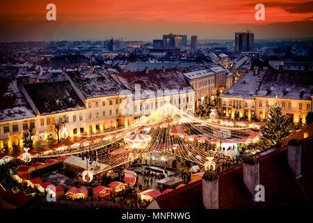 Weihnachtsmarkt in Sibiu Hauptplatz, Siebenbürgen, Rumänien. Schönen Sonnenuntergang im Herzen von Siebenbürgen. Stadt auch unter dem Namen Hermannstadt bekannt Stockfoto