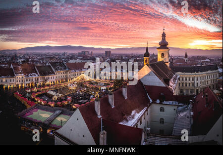 Sibiu Weihnachtsmarkt bei Sonnenuntergang in Siebenbürgen, Rumänien, 2016. HDR-Fotografie Stockfoto