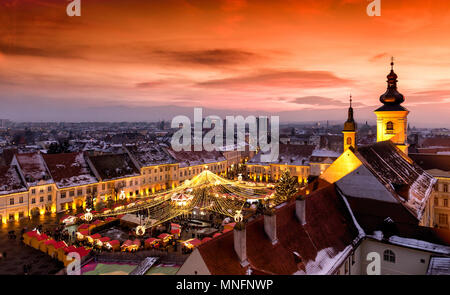 Weihnachtsmarkt in Sibiu, Siebenbürgen, Rumänien. Schönen Sonnenuntergang im Herzen von Siebenbürgen. Stadt auch unter dem Namen Hermannstadt bekannt Stockfoto