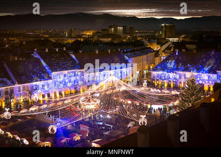 Sibiu Weihnachtsmarkt bei Sonnenuntergang in Siebenbürgen, Rumänien, 2016. HDR-Fotografie Stockfoto