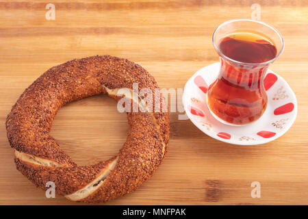 Türkische Bagel, (simit) und Tee auf hölzernen Hintergrund, hohe Betrachtungswinkel Stockfoto