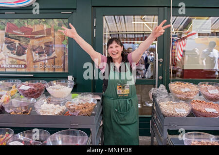 Eine glückliche Frau, die Süßigkeiten am Naschmarkt open air in Wien, Österreich verkauft. Stockfoto