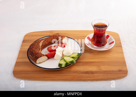 Türkisches Frühstück mit simit, Käse, Cherry Tomaten, Gurken, und Tee Stockfoto