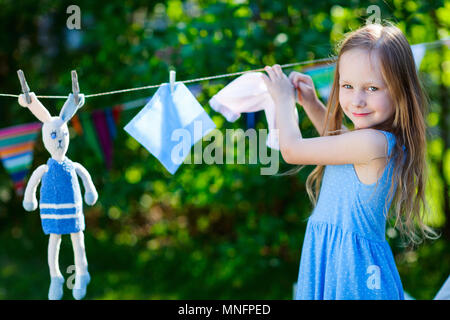 Adorable kleine Mädchen Spaß haben Spielen im Freien im Sommer Tag Stockfoto