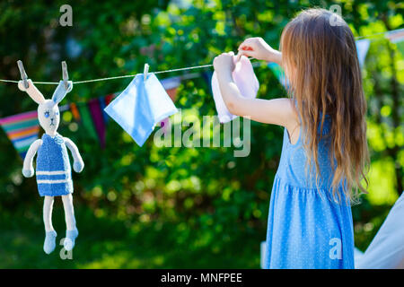 Adorable kleine Mädchen Spaß haben Spielen im Freien im Sommer Tag Stockfoto