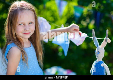 Adorable kleine Mädchen Spaß haben Spielen im Freien im Sommer Tag Stockfoto