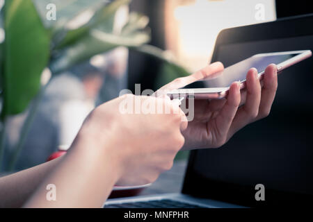 Frau Hand halten das Ladekabel anschließen des Smart Handy Stockfoto