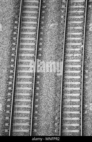Zug von oben gesehen und in Schwarz-weiß fotografiert. Stockfoto