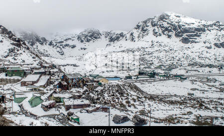 Himalayan Dörfer und Häuser mit Schnee bedeckt nach einem schweren Schneesturm, Sikkim, Indien Stockfoto