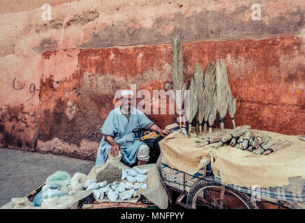 Marrakesch, Marokko, Juni 2016: Street Hersteller schlafend in seinem cariage auf den Straßen der alten Markt djama el-Fna Stockfoto