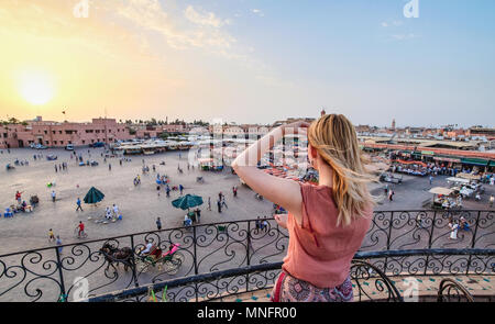 Touristische wacht über Platz Djemaa el-Fna Markt Marrakesch - Marokko. Aussicht auf den Sonnenuntergang. Stockfoto