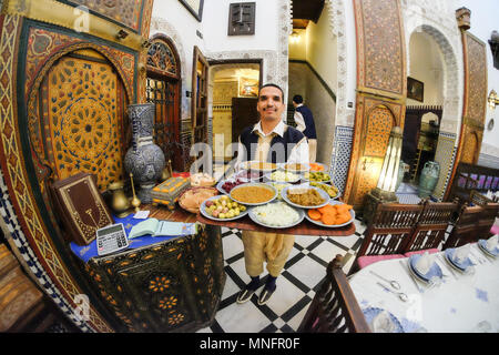 FEZ, Marokko, Juni 2016: Traditionelles Restaurant Arbeiter in den alten Markt. Stockfoto