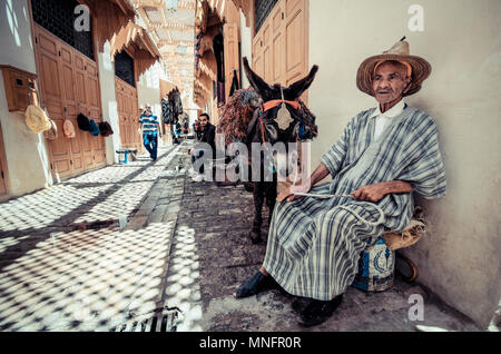 MARRAKESCH, Marokko, Juni 2016: alte marokkanische in traditioneller Kleidung auf den Straßen der Stadt Stockfoto