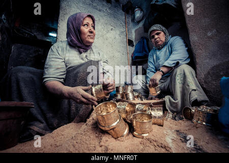 FEZ, Marokko, Juni 2016: Traditionelles Geschäft in den Alten Markt. Straßenhändler in der alten Medina Stockfoto